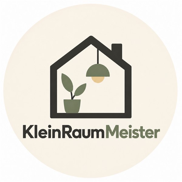 Offizielles Logo von KleinRaumMeister mit Haus, Pflanze und Leuchte